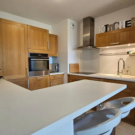 Grand 3 Pieces, 2 Jardins, Parking Sous Sol. *