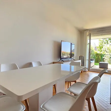 Appartement Grand 3 Pieces, 2 Jardins, Parking Sous Sol. Deauville