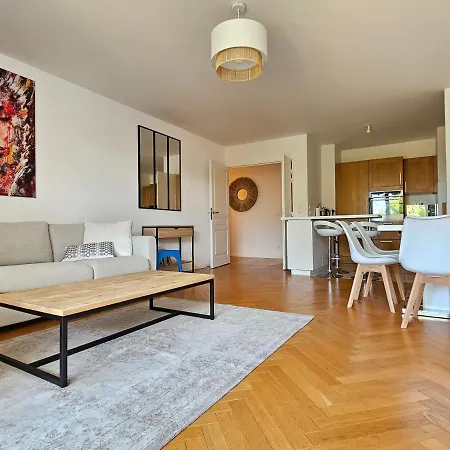 Grand 3 Pieces, 2 Jardins, Parking Sous Sol. Deauville