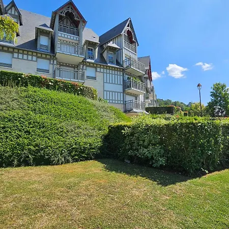Grand 3 Pieces, 2 Jardins, Parking Sous Sol. Appartement Deauville